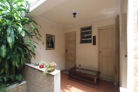 Casa à venda com 340m², 3 quartos e 4 vagasLateral 2 - Escritório, depósito e banheiro.