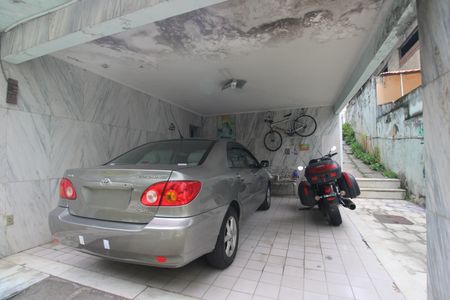Casa à venda com 340m², 3 quartos e 4 vagasFrente da casa - Garagem