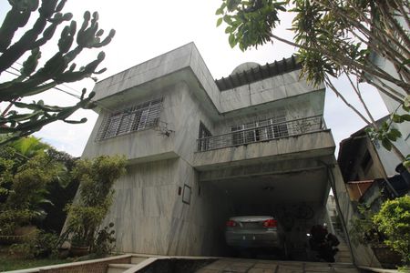Casa à venda com 340m², 3 quartos e 4 vagasFrente da casa
