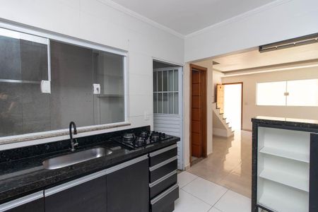 Cozinha de casa de condomínio para alugar com 2 quartos, 60m² em Tremembé, São Paulo