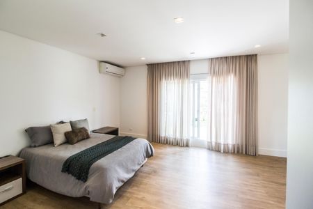 Casa de condomínio à venda com 382m², 4 quartos e 2 vagasSuíte 1