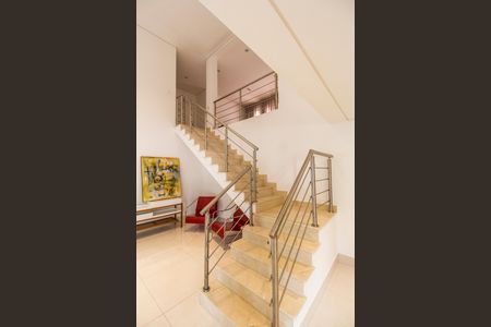 Casa de condomínio à venda com 382m², 4 quartos e 2 vagasEscada