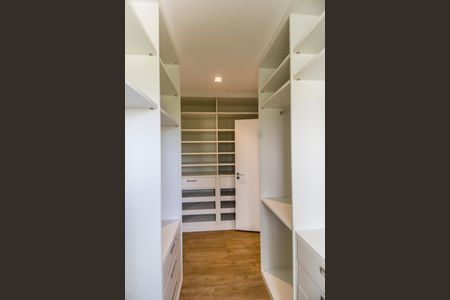 Casa de condomínio à venda com 382m², 4 quartos e 2 vagasCloset da suíte