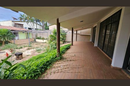 Casa para alugar com 420m², 4 quartos e 6 vagas Casa para alugar com 420m², 4 quartos e 6 vagasVaranda