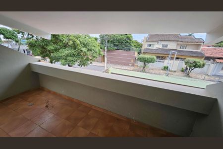 Casa para alugar com 420m², 4 quartos e 6 vagas Casa para alugar com 420m², 4 quartos e 6 vagasSacada do Quarto 2