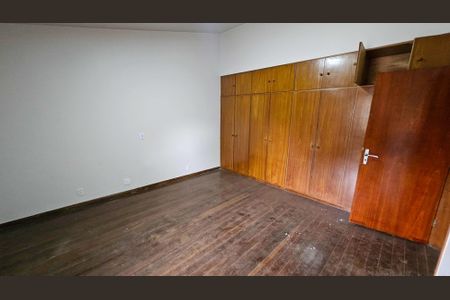 Casa para alugar com 420m², 4 quartos e 6 vagas Casa para alugar com 420m², 4 quartos e 6 vagasQuarto 1