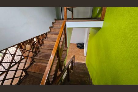 Casa para alugar com 420m², 4 quartos e 6 vagas Casa para alugar com 420m², 4 quartos e 6 vagasEscada