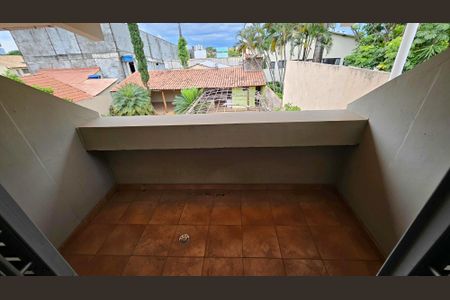 Casa para alugar com 420m², 4 quartos e 6 vagas Casa para alugar com 420m², 4 quartos e 6 vagasSacada do Quarto 3