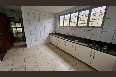 Casa para alugar com 420m², 4 quartos e 6 vagas Casa para alugar com 420m², 4 quartos e 6 vagasCozinha