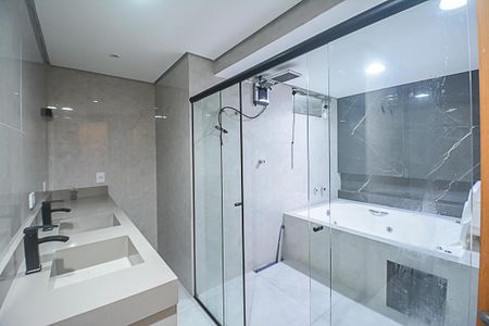Apartamento à venda com 240m², 4 quartos e 4 vagas Apartamento à venda com 240m², 4 quartos e 4 vagasBanheiro da Suíte 4