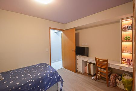 Apartamento à venda com 240m², 4 quartos e 4 vagas Apartamento à venda com 240m², 4 quartos e 4 vagasSuíte
