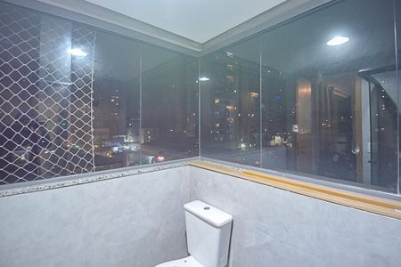 Apartamento à venda com 240m², 4 quartos e 4 vagas Apartamento à venda com 240m², 4 quartos e 4 vagasBanheiro da Suíte 3