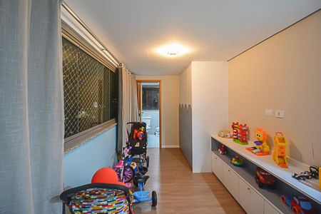Apartamento à venda com 240m², 4 quartos e 4 vagas Apartamento à venda com 240m², 4 quartos e 4 vagasSuíte 3