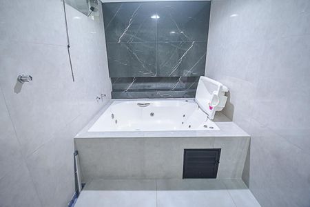 Apartamento à venda com 240m², 4 quartos e 4 vagas Apartamento à venda com 240m², 4 quartos e 4 vagasBanheiro da Suíte 4