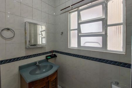 Banheiro  de kitnet/studio para alugar com 1 quarto, 42m² em Boqueirão, Praia Grande
