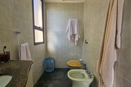 Apartamento para alugar com 200m², 3 quartos e 1 vaga Apartamento para alugar com 200m², 3 quartos e 1 vagabanheiro da suíte 1