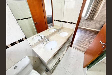 Casa de condomínio para alugar com 190m², 3 quartos e 4 vagasBanheiro da Suíte 1