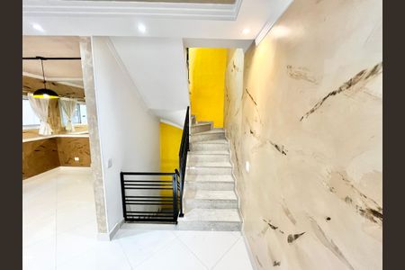 Casa de condomínio para alugar com 190m², 3 quartos e 4 vagasEscada