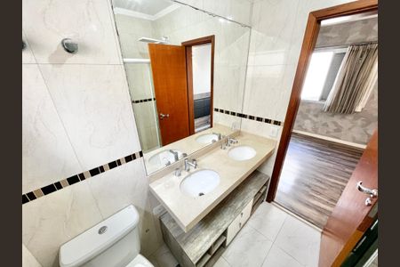 Casa de condomínio para alugar com 190m², 3 quartos e 4 vagasBanheiro da Suíte 1