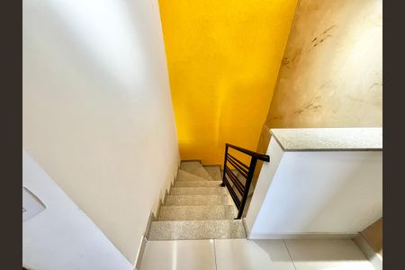 Casa de condomínio para alugar com 190m², 3 quartos e 4 vagasEscada