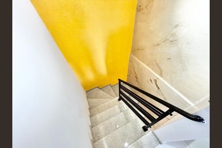 Escada de casa de condomínio para alugar com 3 quartos, 190m² em Parada Inglesa, São Paulo