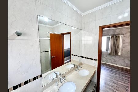 Casa de condomínio para alugar com 190m², 3 quartos e 4 vagasBanheiro da Suíte 1