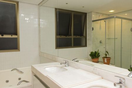 Apartamento à venda com 220m², 4 quartos e 4 vagas Apartamento à venda com 220m², 4 quartos e 4 vagasBanheiro