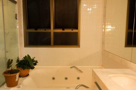 Apartamento à venda com 220m², 4 quartos e 4 vagas Apartamento à venda com 220m², 4 quartos e 4 vagasBanheiro