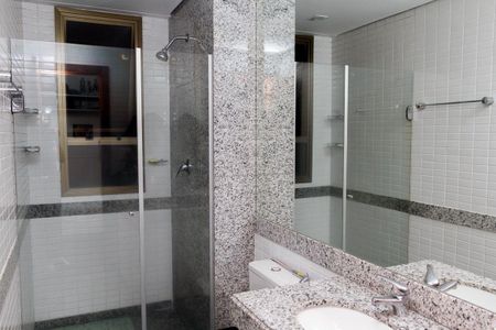 Apartamento à venda com 220m², 4 quartos e 4 vagas Apartamento à venda com 220m², 4 quartos e 4 vagasBanheiro