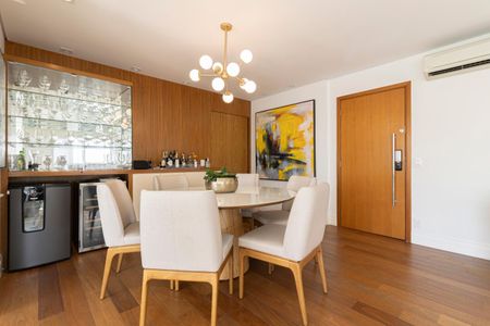 Apartamento à venda com 196m², 4 quartos e 3 vagas Apartamento à venda com 196m², 4 quartos e 3 vagasSala de Jantar