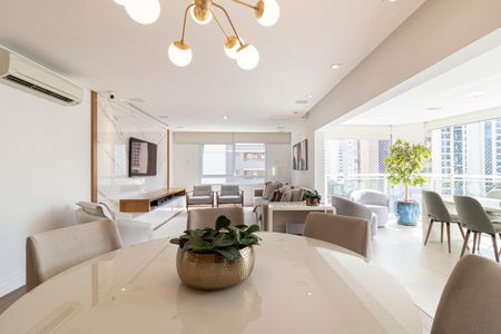 Apartamento à venda com 196m², 4 quartos e 3 vagas Apartamento à venda com 196m², 4 quartos e 3 vagasSala de Jantar