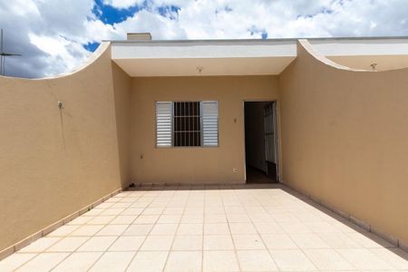 Casa à venda com 115m², 2 quartos e 1 vaga Casa à venda com 115m², 2 quartos e 1 vagaVaranda