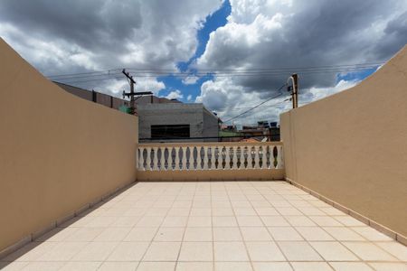 Casa à venda com 115m², 2 quartos e 1 vaga Casa à venda com 115m², 2 quartos e 1 vagaVaranda