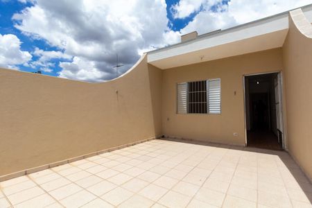 Casa à venda com 115m², 2 quartos e 1 vaga Casa à venda com 115m², 2 quartos e 1 vagaVaranda
