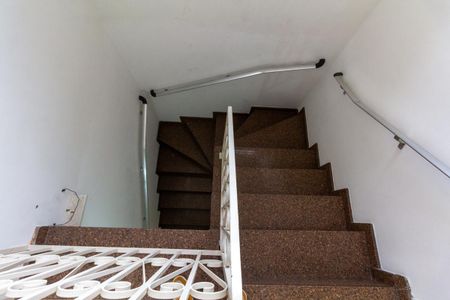 Casa à venda com 115m², 2 quartos e 1 vaga Casa à venda com 115m², 2 quartos e 1 vagaEscada