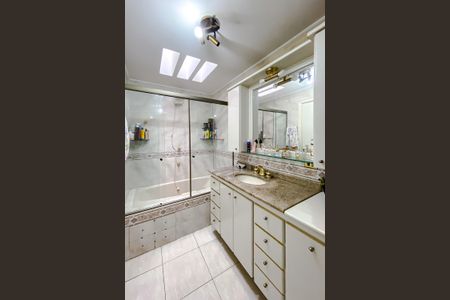 Casa à venda com 250m², 3 quartos e 2 vagas Casa à venda com 250m², 3 quartos e 2 vagasBanheiro da Suíte