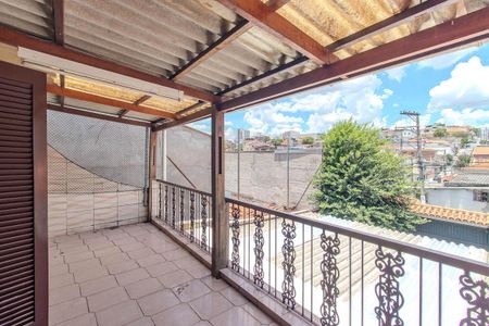 Casa à venda com 156m², 3 quartos e 4 vagas Casa à venda com 156m², 3 quartos e 4 vagasVaranda