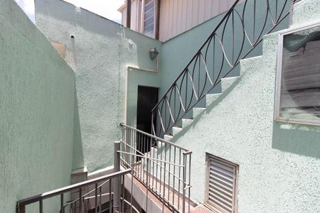 Casa à venda com 156m², 3 quartos e 4 vagas Casa à venda com 156m², 3 quartos e 4 vagasEscada externa