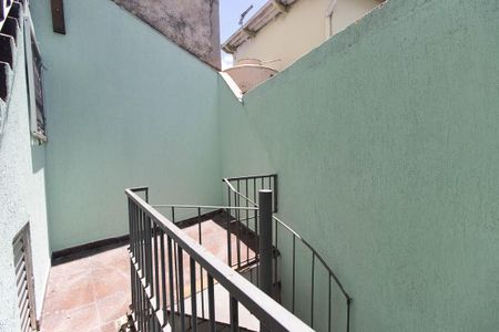 Casa à venda com 156m², 3 quartos e 4 vagas Casa à venda com 156m², 3 quartos e 4 vagasEscada externa