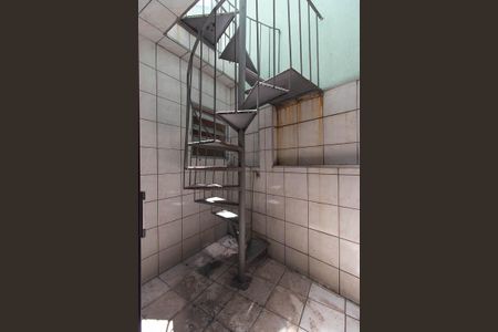 Casa à venda com 156m², 3 quartos e 4 vagas Casa à venda com 156m², 3 quartos e 4 vagasEscada externa