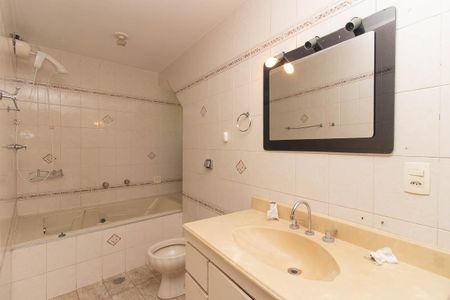 Casa à venda com 156m², 3 quartos e 4 vagas Casa à venda com 156m², 3 quartos e 4 vagasBanheiro da Suíte 2