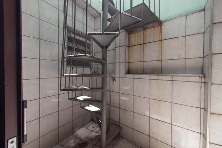 Casa à venda com 156m², 3 quartos e 4 vagas Casa à venda com 156m², 3 quartos e 4 vagasEscada externa