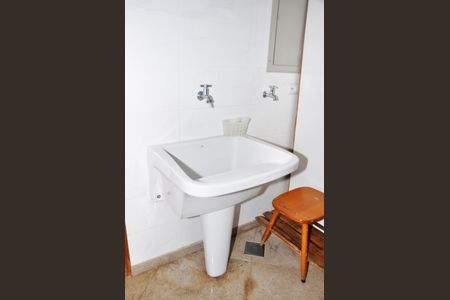 Casa para alugar com 534m², 5 quartos e 7 vagas Casa para alugar com 534m², 5 quartos e 7 vagasDetalhe - Lavabo da Área de Serviço