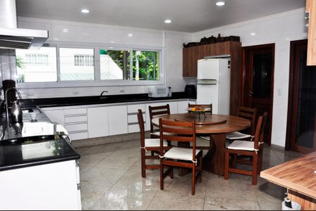 Casa para alugar com 534m², 5 quartos e 7 vagas Casa para alugar com 534m², 5 quartos e 7 vagasDetalhe - Cozinha