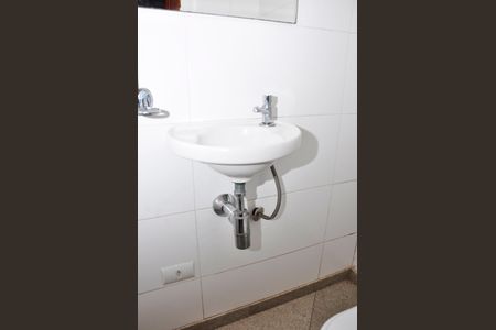 Casa para alugar com 534m², 5 quartos e 7 vagas Casa para alugar com 534m², 5 quartos e 7 vagasDetalhe - Lavabo da Área de Serviço