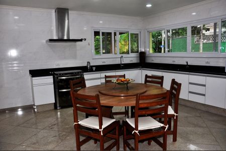 Casa à venda com 534m², 5 quartos e 7 vagas Casa à venda com 534m², 5 quartos e 7 vagasCozinha