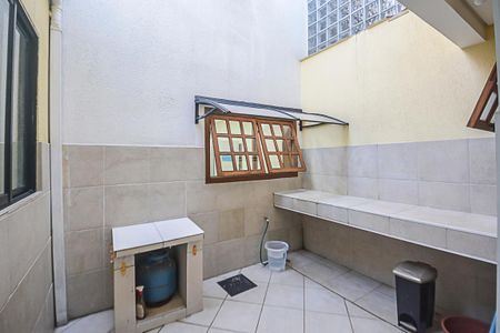 Casa à venda com 222m², 3 quartos e 2 vagasQuintal