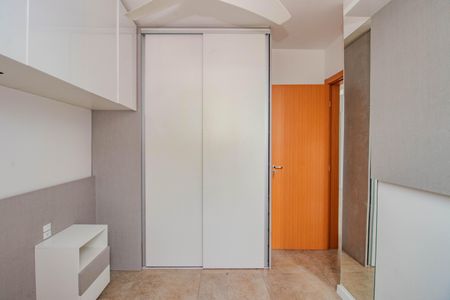 Quarto 1 de apartamento para alugar com 2 quartos, 43m² em Humaitá, Porto Alegre