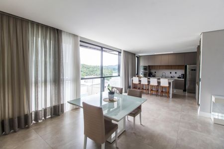 Casa de condomínio à venda com 456m², 4 quartos e 6 vagasSala 