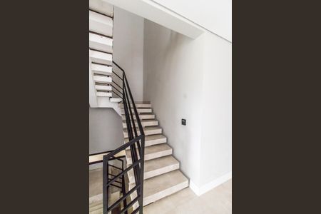 Casa de condomínio à venda com 456m², 4 quartos e 6 vagasEscada